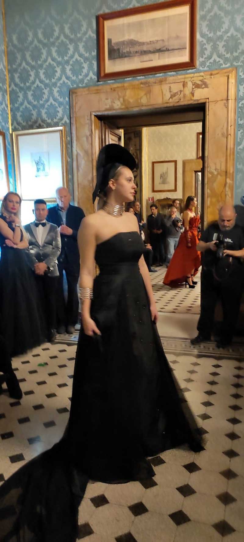 Mod’Art Roma - Il fascino dei colori - sfilata modelle nello storico Palazzo Ferrajoli - evento d’alta moda con gli eleganti abiti di Elins moda vestire di nero elegante