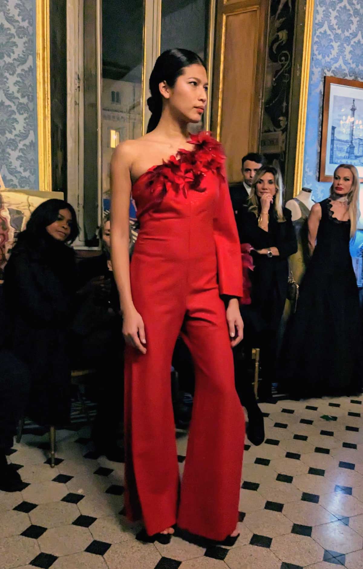 Mod’Art Roma - Il fascino dei colori - sfilata modelle nello storico Palazzo Ferrajoli - evento d’alta moda con gli eleganti abiti di Elins moda abito donna in rosso