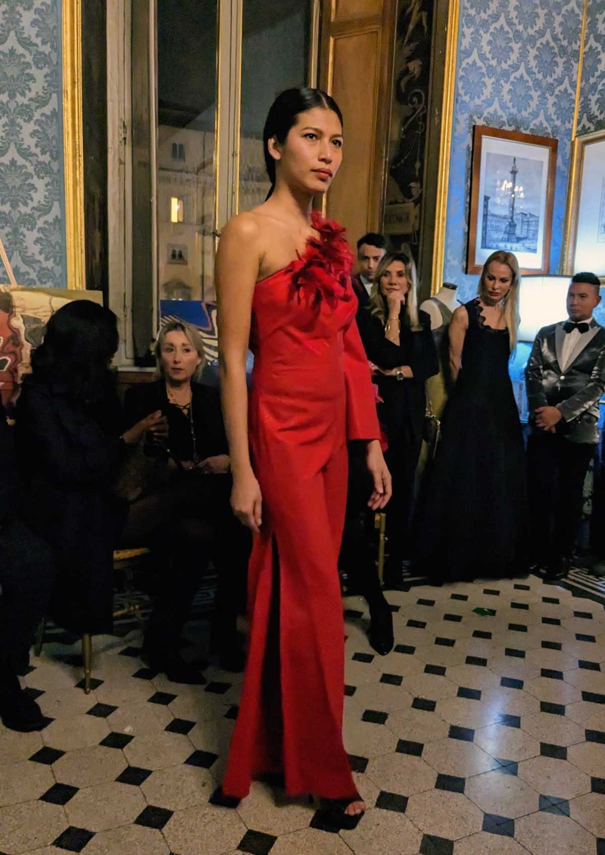 Mod’Art Roma - Il fascino dei colori - sfilata modelle nello storico Palazzo Ferrajoli - evento d’alta moda con gli eleganti abiti di Elins moda vestiti femminili eleganti rossi