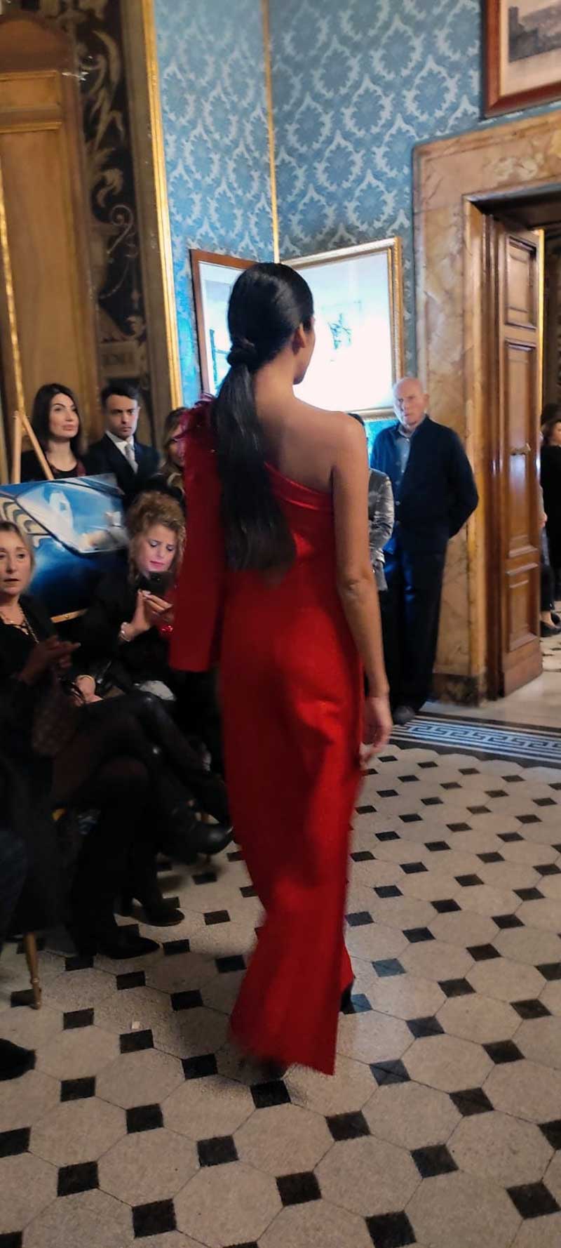 Mod’Art Roma - Il fascino dei colori - sfilata modelle nello storico Palazzo Ferrajoli - evento d’alta moda con gli eleganti abiti di Elins moda abito semplice elegante in rosso