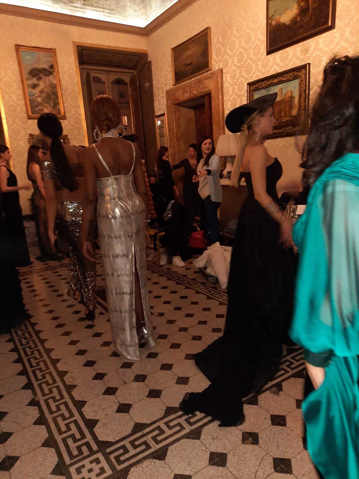 Mod’Art Roma - Il fascino dei colori - sfilata modelle nello storico Palazzo Ferrajoli - evento d’alta moda con gli eleganti abiti di Elins moda vestire eleganti abito in color grigio - azzurro