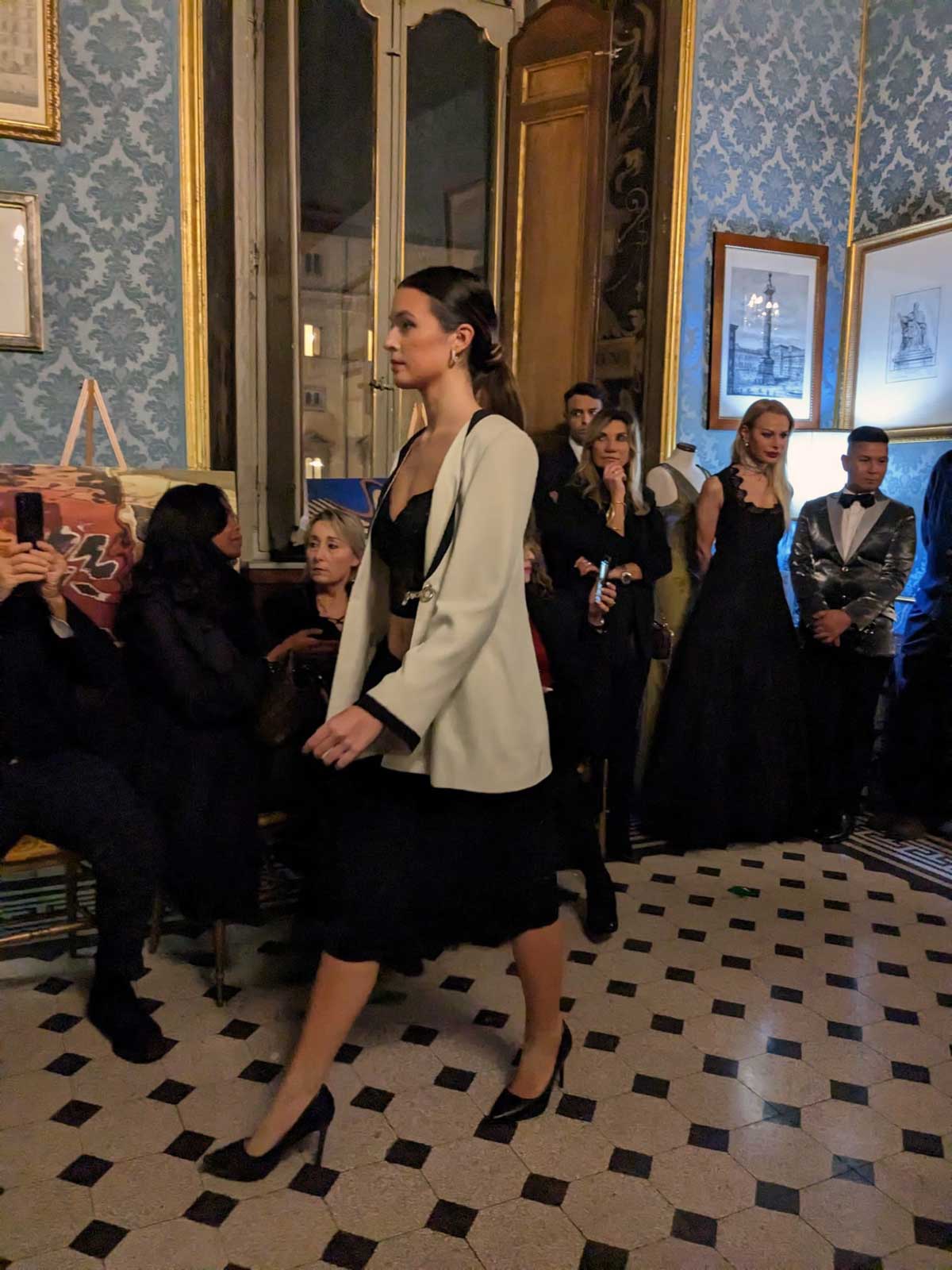 Mod’Art Roma - Il fascino dei colori - sfilata modelle nello storico Palazzo Ferrajoli - evento d’alta moda con gli eleganti abiti di Elins moda abito femminile giacca con gonna