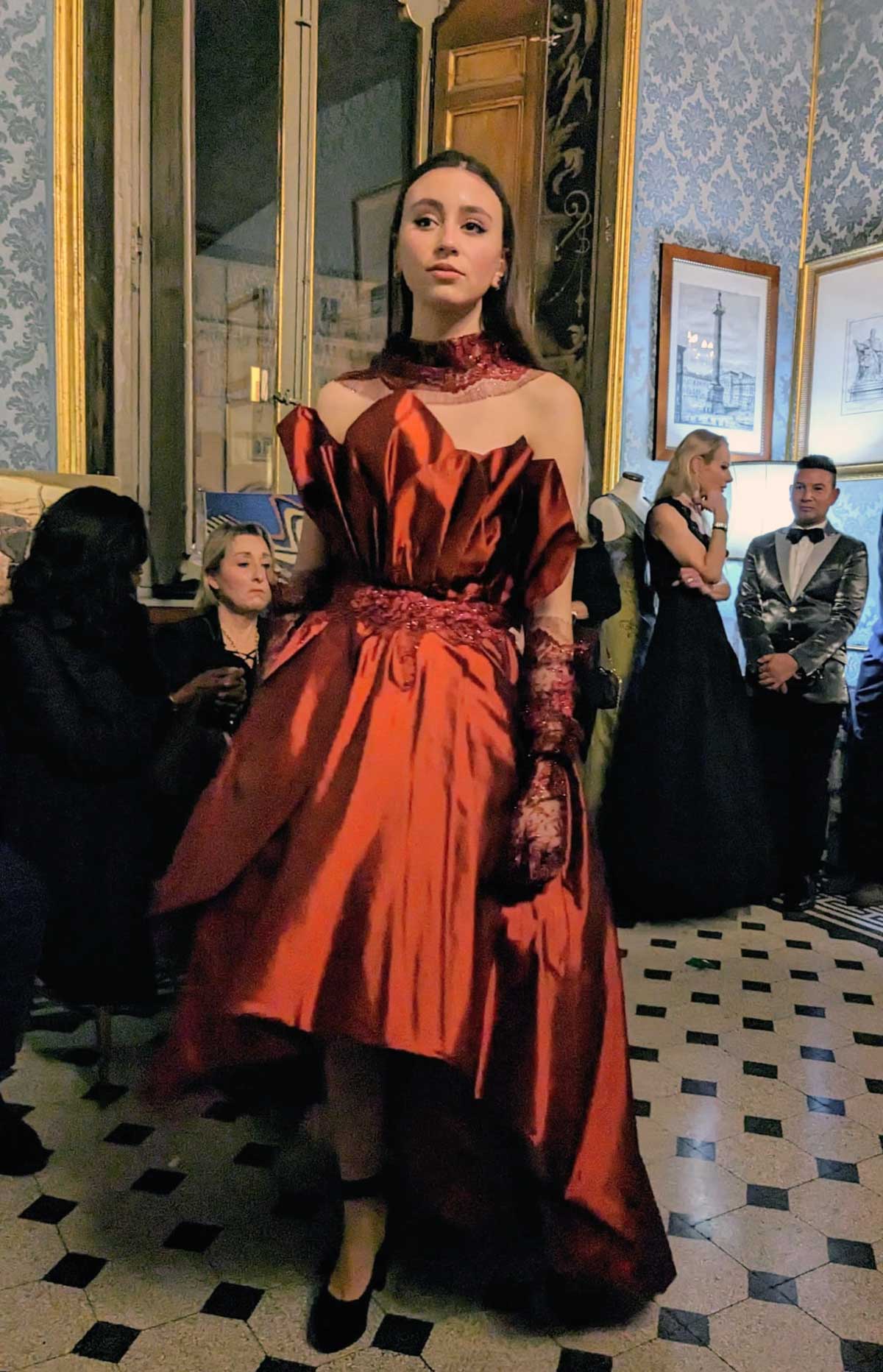 Mod’Art Roma - Il fascino dei colori - sfilata modelle nello storico Palazzo Ferrajoli - evento d’alta moda con gli eleganti abiti di Elins moda abito donna elegante rosso buno foglia secca