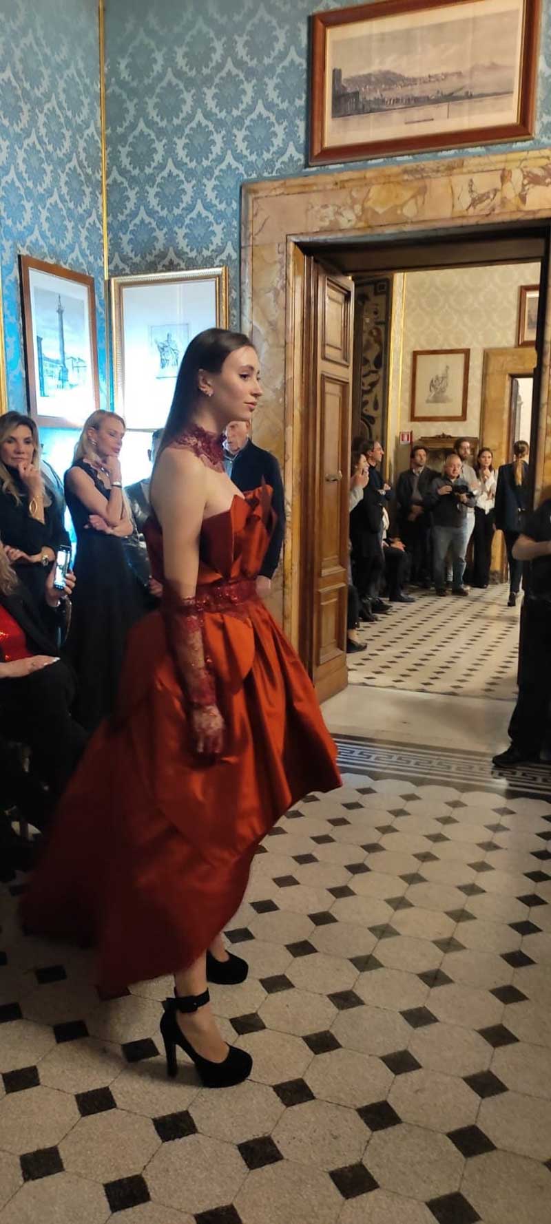 Mod’Art Roma - Il fascino dei colori - sfilata modelle nello storico Palazzo Ferrajoli - evento d’alta moda con gli eleganti abiti di Elins moda abito bruno rosso cerimonia o matrimonio