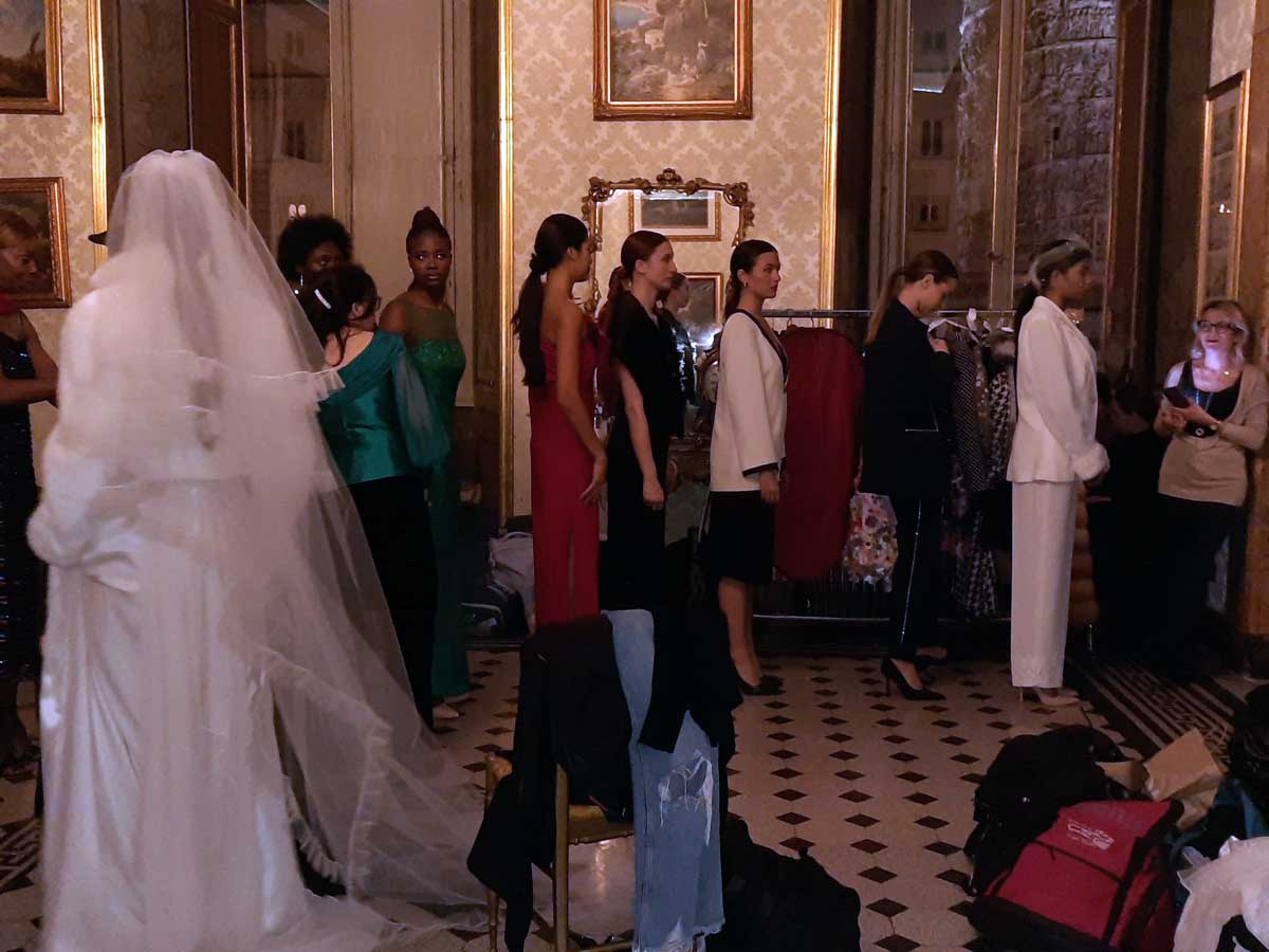 Mod’Art Roma - Il fascino dei colori - sfilata modelle nello storico Palazzo Ferrajoli - evento d’alta moda con gli eleganti abiti di Elins moda un momento della sfilata