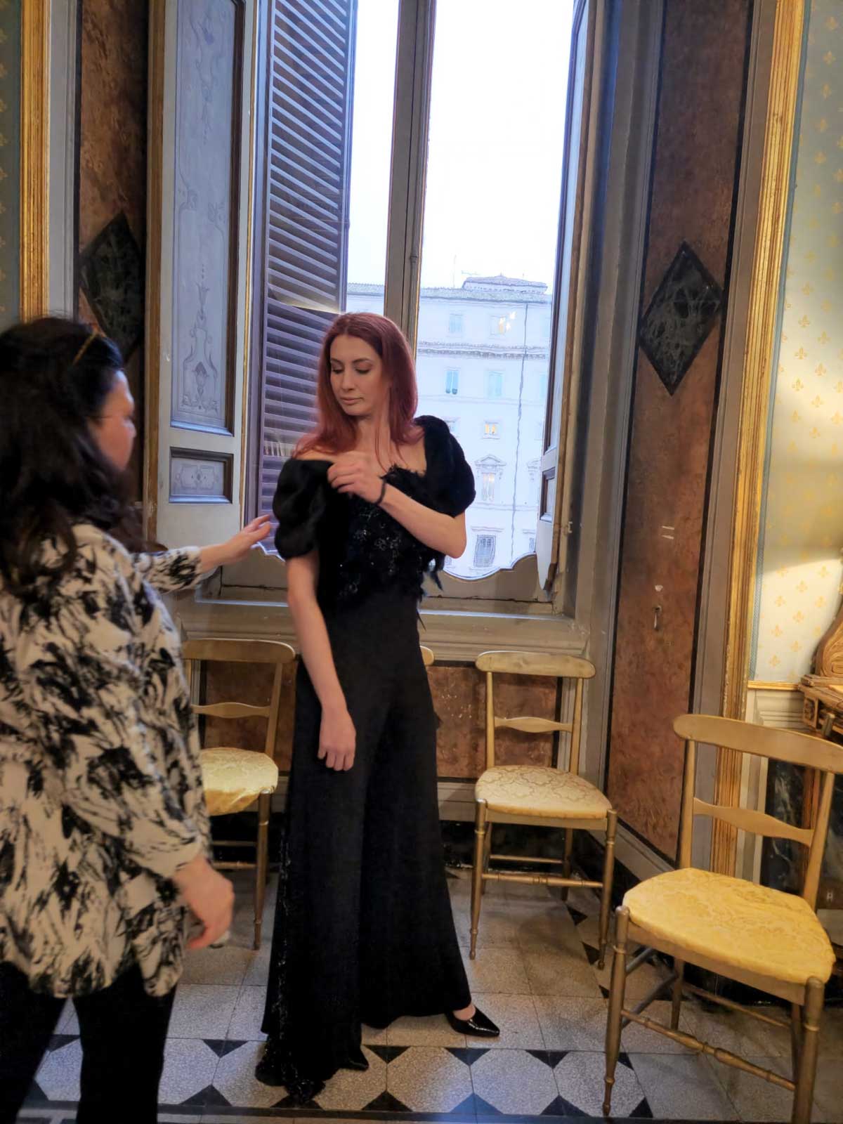 Mod’Art Roma - Il fascino dei colori - sfilata modelle nello storico Palazzo Ferrajoli - evento d’alta moda con gli eleganti abiti di Elins moda modella in abito da sera