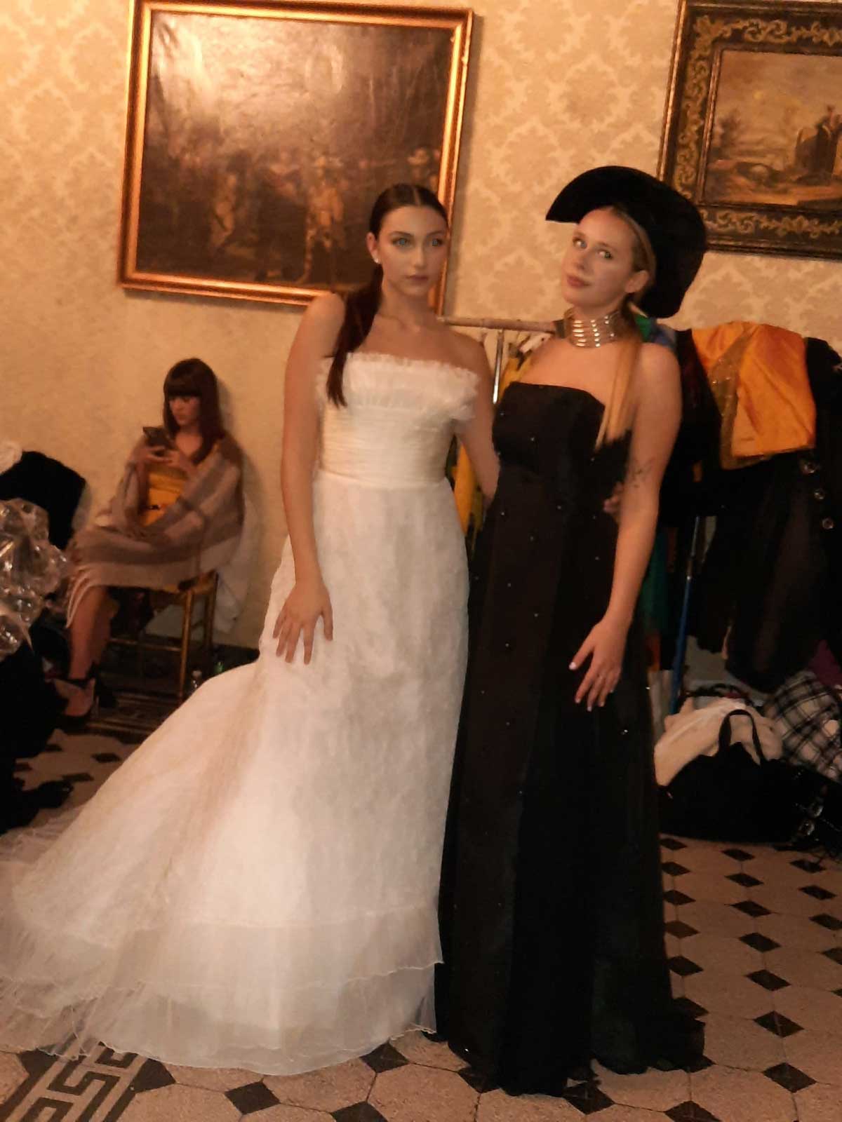 Mod’Art Roma - Il fascino dei colori - sfilata modelle nello storico Palazzo Ferrajoli - evento d’alta moda con gli eleganti abiti di Elins moda spose in bianco e nero