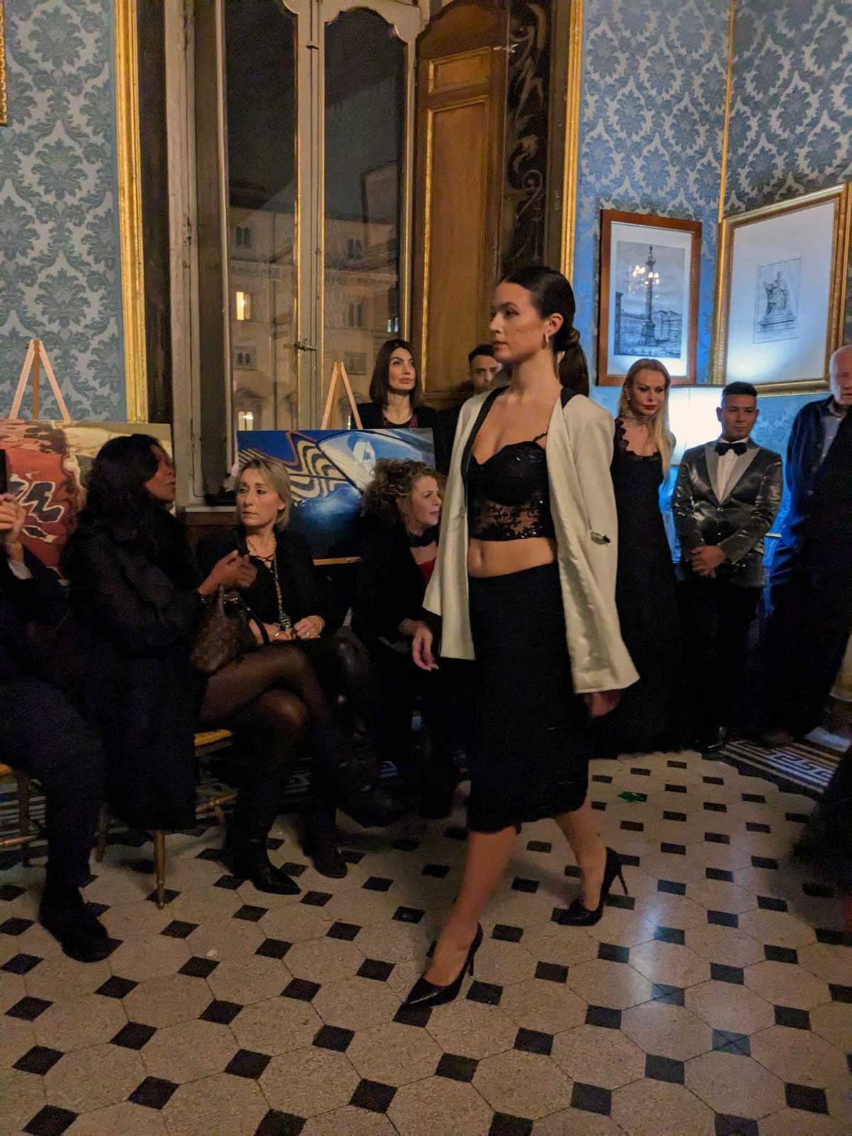 Mod’Art Roma - Il fascino dei colori - sfilata modelle nello storico Palazzo Ferrajoli - evento d’alta moda con gli eleganti abiti di Elins moda donna vestito da cerimonia in bianco e nero
