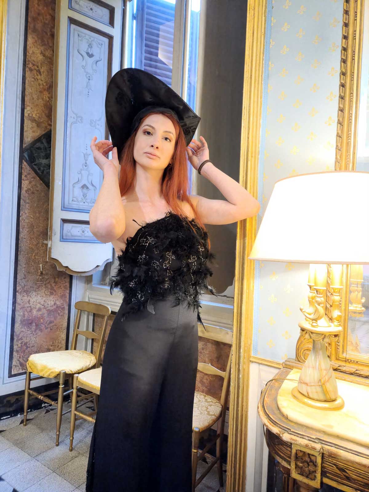 Mod’Art Roma - Il fascino dei colori - sfilata modelle nello storico Palazzo Ferrajoli - evento d’alta moda con gli eleganti abiti di Elins moda abito con cappello eleganza in nero
