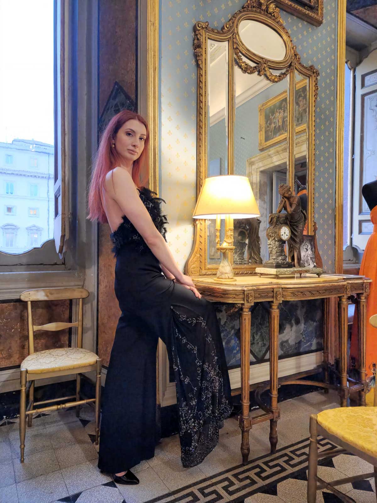 Mod’Art Roma - Il fascino dei colori - sfilata modelle nello storico Palazzo Ferrajoli - evento d’alta moda con gli eleganti abiti di Elins moda donna abito in nero elegante