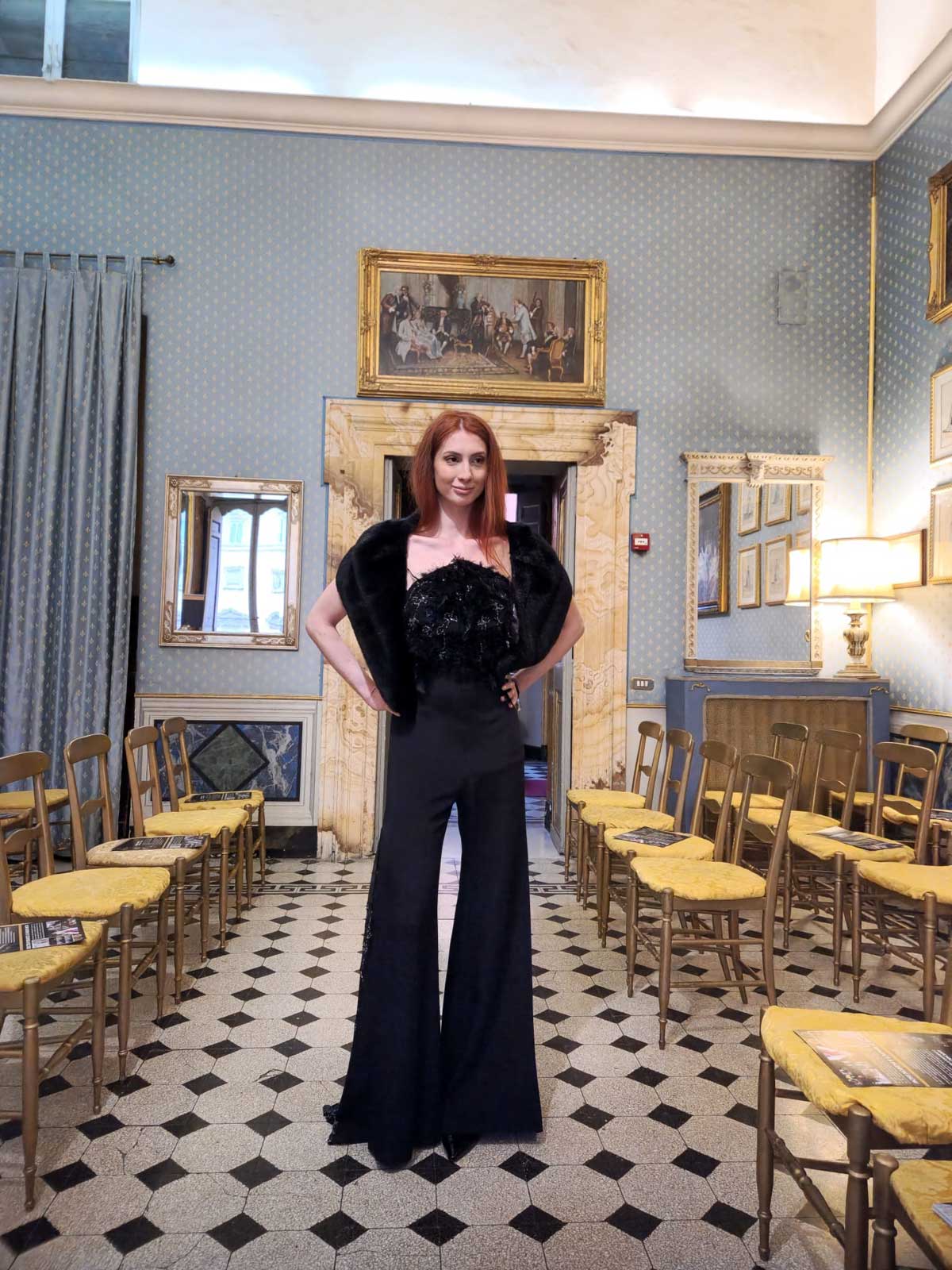 Mod’Art Roma - Il fascino dei colori - sfilata modelle nello storico Palazzo Ferrajoli - evento d’alta moda con gli eleganti abiti di Elins moda modella con vestito elegante nero