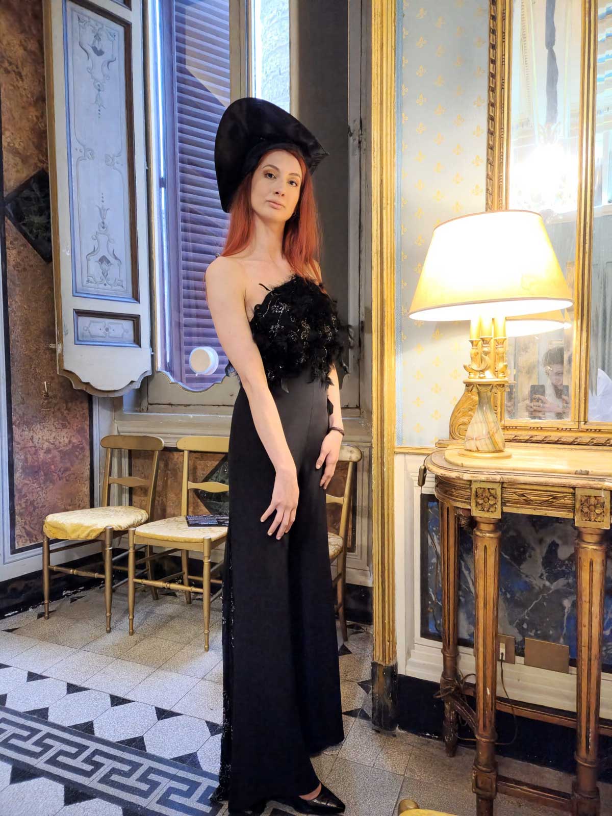 Mod’Art Roma - Il fascino dei colori - sfilata modelle nello storico Palazzo Ferrajoli - evento d’alta moda con gli eleganti abiti di Elins moda vestito da sera elegante nero