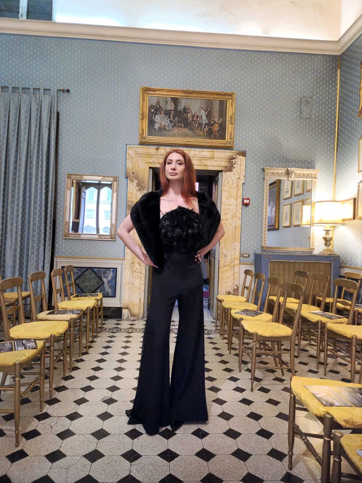 Mod’Art Roma - Il fascino dei colori - sfilata modelle nello storico Palazzo Ferrajoli - evento d’alta moda con gli eleganti abiti di Elins moda ragazza indossa abito elegante nero da cerimonia