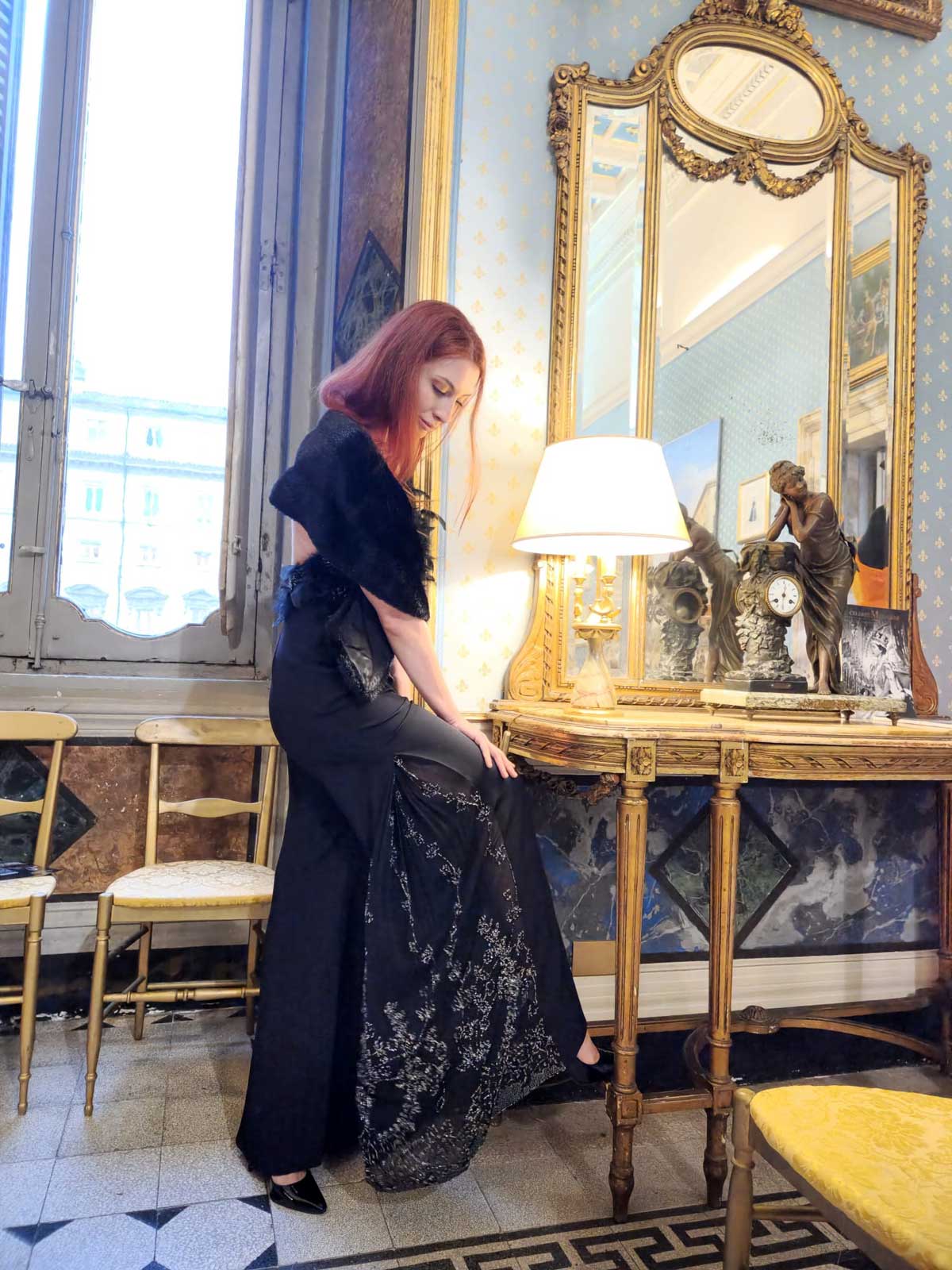 Mod’Art Roma - Il fascino dei colori - sfilata modelle nello storico Palazzo Ferrajoli - evento d’alta moda con gli eleganti abiti di Elins moda modella posa in abito elegante nero