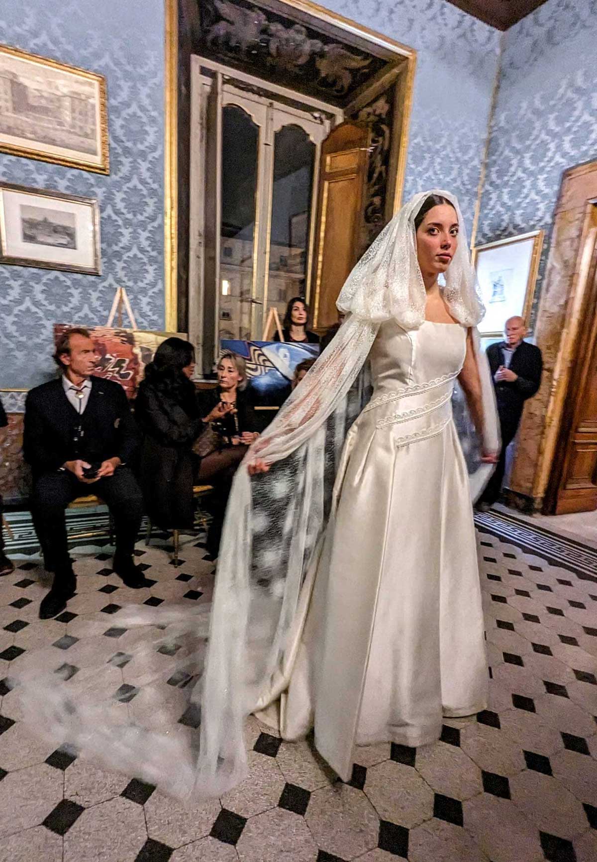 Mod’Art Roma - Il fascino dei colori - sfilata modelle nello storico Palazzo Ferrajoli - evento d’alta moda con gli eleganti abiti di Elins moda modella sfila in abito da sposa con velo