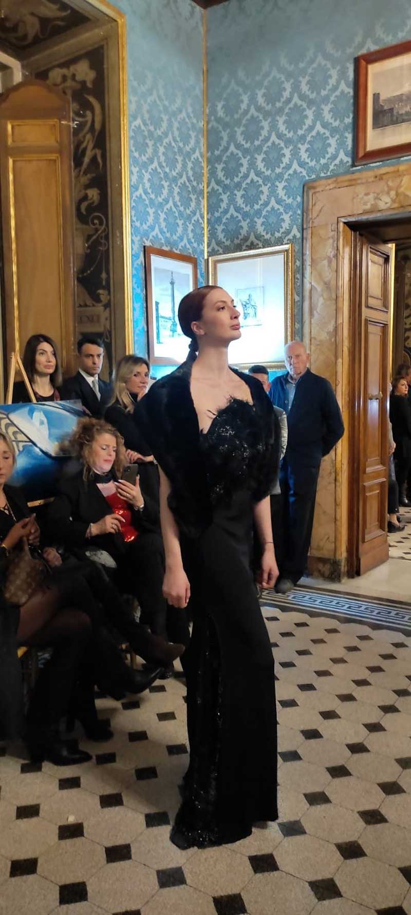 Mod’Art Roma - Il fascino dei colori - sfilata modelle nello storico Palazzo Ferrajoli - evento d’alta moda con gli eleganti abiti di Elins moda abito scuro in fantasia femminile