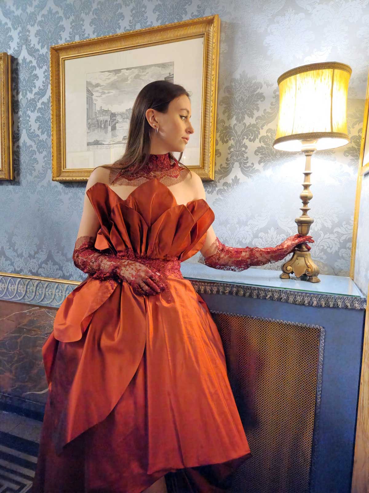 Mod’Art Roma - Il fascino dei colori - sfilata modelle nello storico Palazzo Ferrajoli - evento d’alta moda con gli eleganti abiti di Elins moda ragazza vestita in rosso bruno