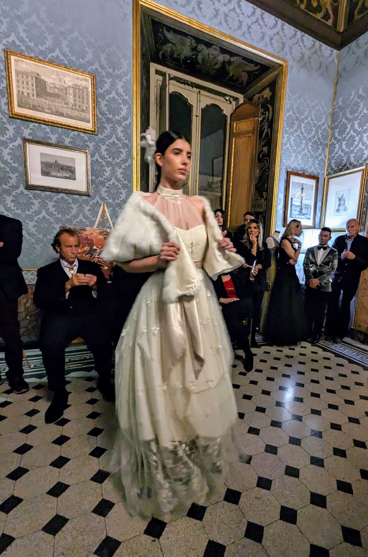 Mod’Art Roma - Il fascino dei colori - sfilata modelle nello storico Palazzo Ferrajoli - evento d’alta moda con gli eleganti abiti di Elins moda vestire viola lilla - modella di colore