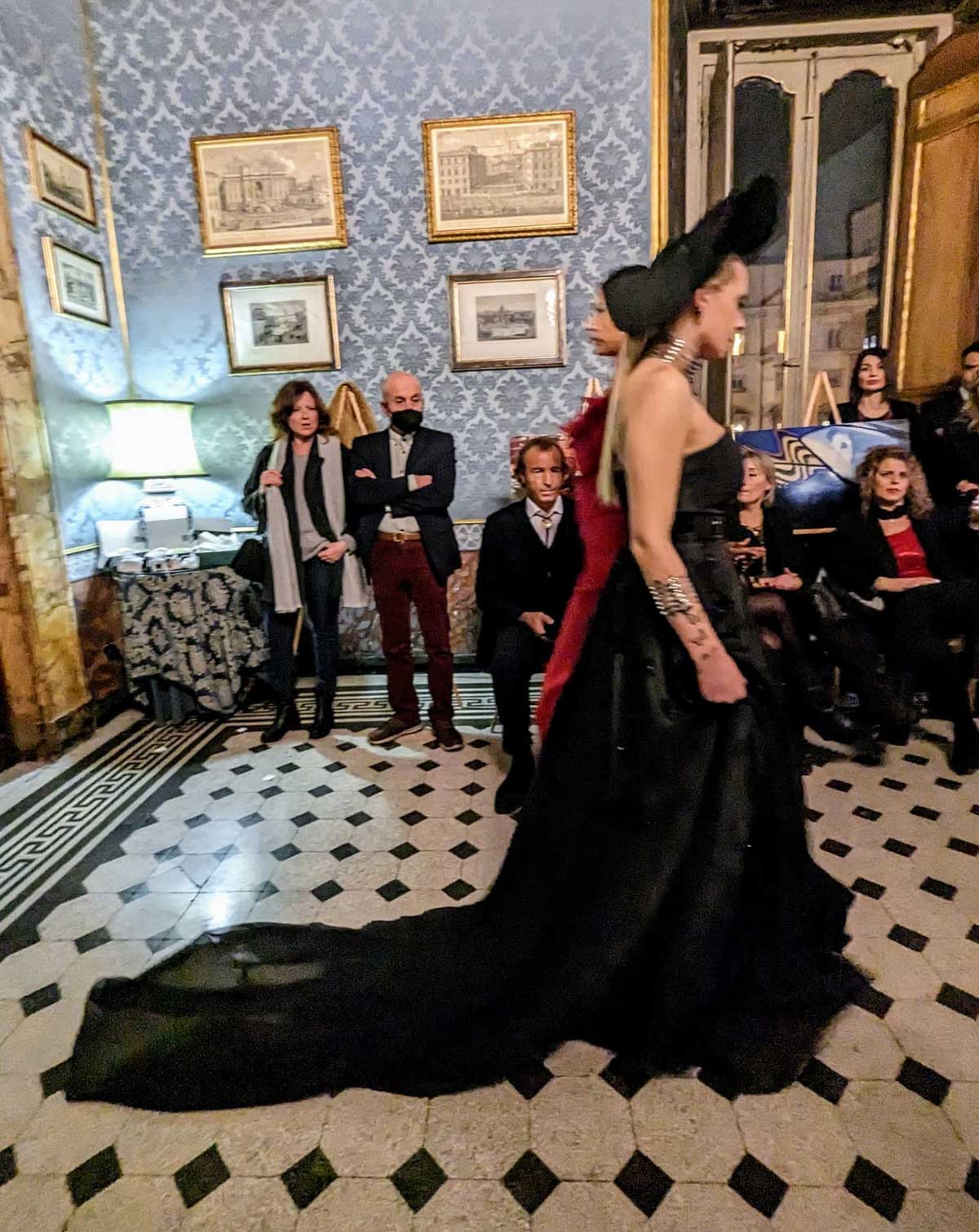 Mod’Art Roma - Il fascino dei colori - sfilata modelle nello storico Palazzo Ferrajoli - evento d’alta moda con gli eleganti abiti di Elins moda abbigliamento femminile elegante in nero