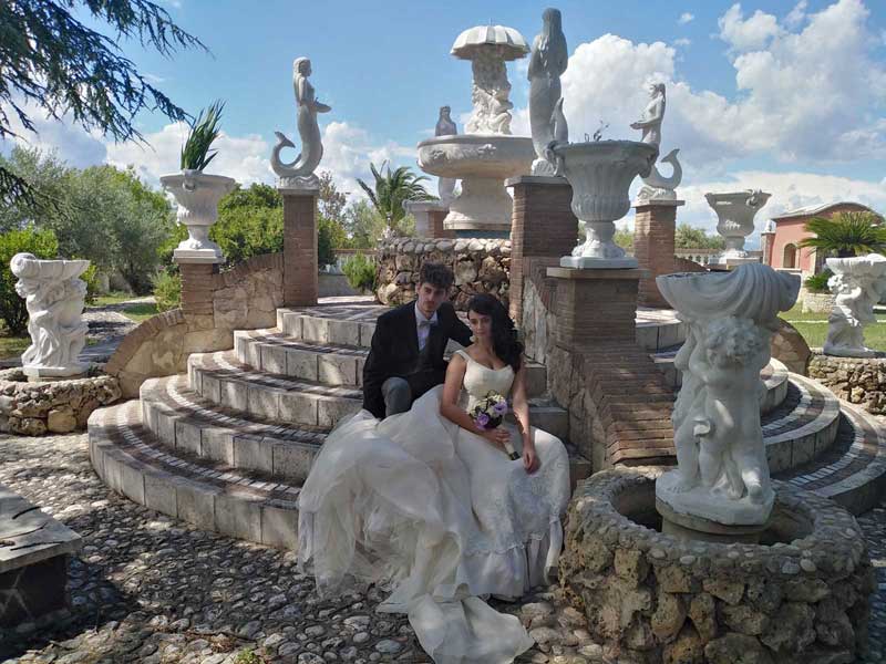 modelli sposi seduti a bordo fontana