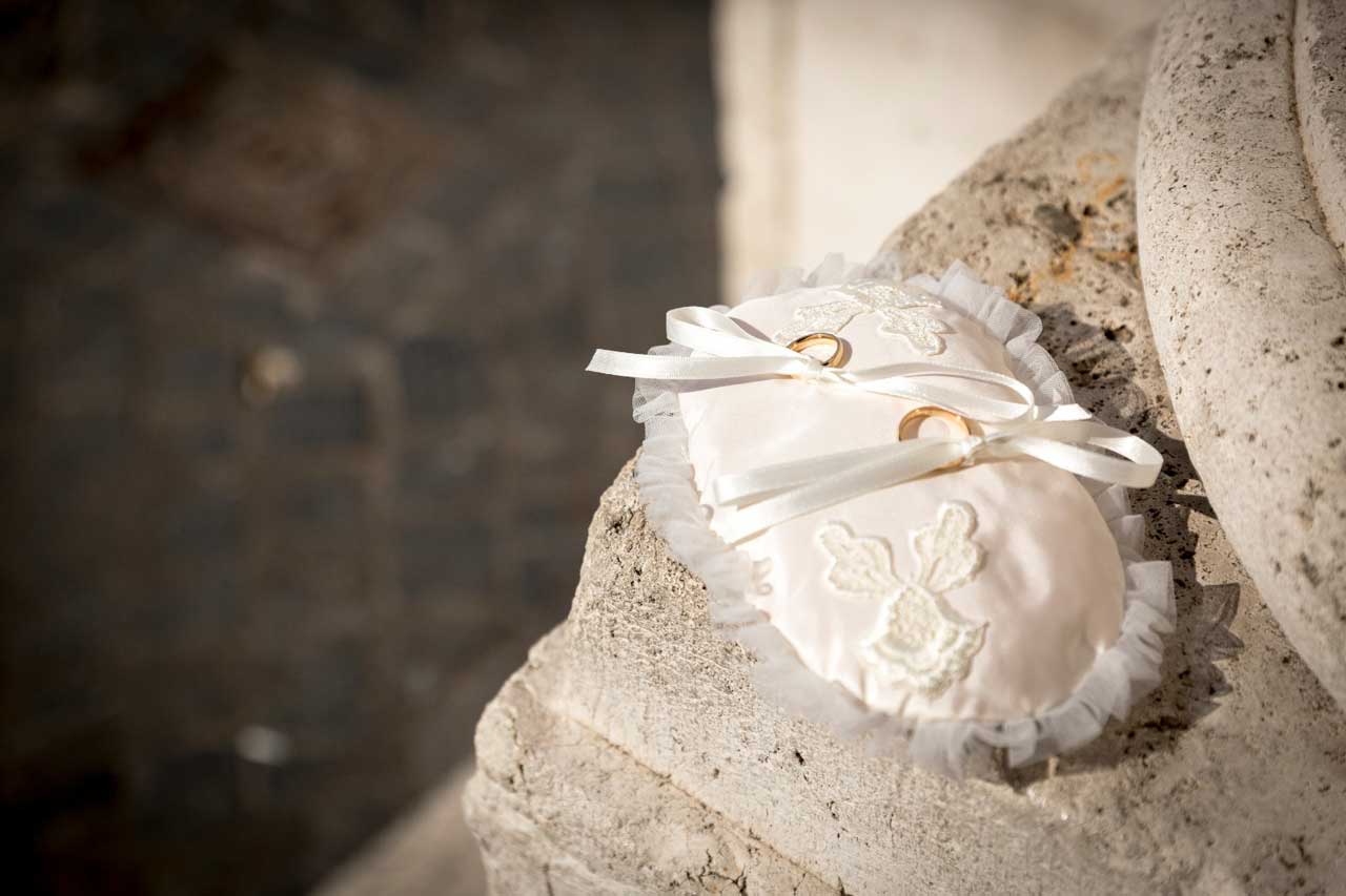 Cuscini Portafedi ricamati - Ricamo cuscino per fedi nuziali Atelier vestito matrimonio Abito su misura uomo donna abiti sposa cerimonia sposi a Roma
